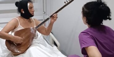 YÜZ GERME AMELİYATI OLDU, HASTANE ODASINDA SAZ ÇALDI