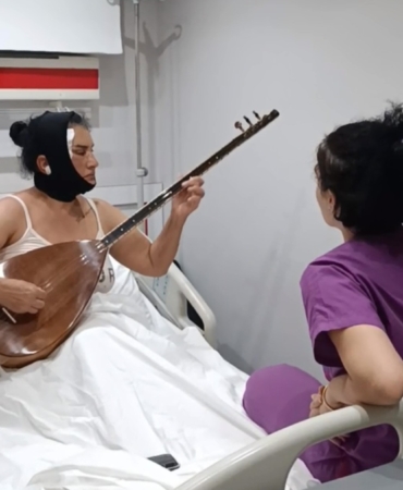 YÜZ GERME AMELİYATI OLDU, HASTANE ODASINDA SAZ ÇALDI