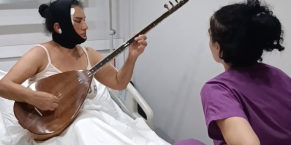 YÜZ GERME AMELİYATI OLDU, HASTANE ODASINDA SAZ ÇALDI