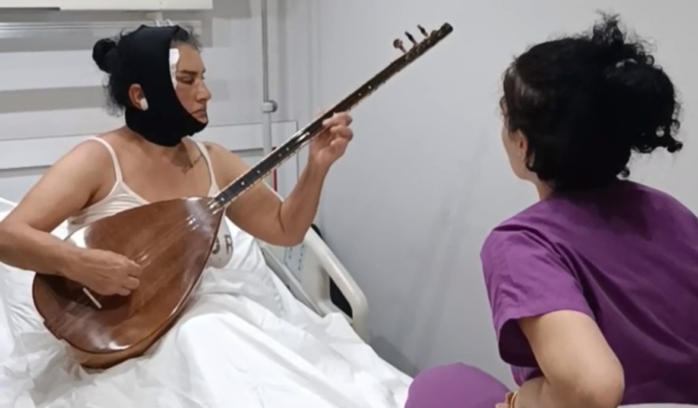YÜZ GERME AMELİYATI OLDU, HASTANE ODASINDA SAZ ÇALDI
