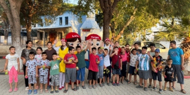 'TURGUT VE LULU' SOKAK TİYATROSU İLE ÇOCUKLARLA BULUŞTU