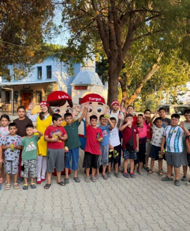 'TURGUT VE LULU' SOKAK TİYATROSU İLE ÇOCUKLARLA BULUŞTU