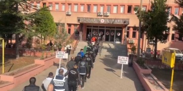 17 MİLYON LİRALIK DOLANDIRICILIK SORUŞTURMASINDA 26 TUTUKLAMA SİBER SUÇ ŞÜPHELİLERİNİN 870 MİLYON LİRALIK İŞLEM HACMİ BELİRLENDİ