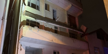 6 AY ÖNCE BOŞALTILAN BİNANIN BALKONU ÇÖKTÜ: BİTİŞİĞİNDEKİ BİNA TAHLİYE EDİLDİ