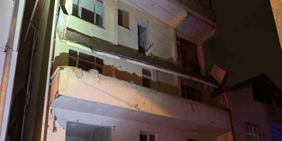 6 AY ÖNCE BOŞALTILAN BİNANIN BALKONU ÇÖKTÜ: BİTİŞİĞİNDEKİ BİNA TAHLİYE EDİLDİ