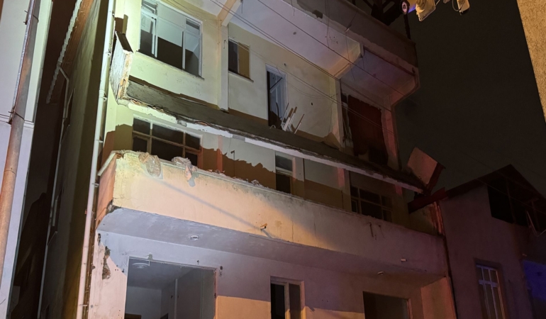 6 AY ÖNCE BOŞALTILAN BİNANIN BALKONU ÇÖKTÜ: BİTİŞİĞİNDEKİ BİNA TAHLİYE EDİLDİ