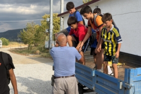 71 YAŞINDA TRAKTÖRÜYLE ÇOCUKLARI TOPLAYIP ANTRENMANA TAŞIYOR..