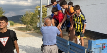 71 YAŞINDA TRAKTÖRÜYLE ÇOCUKLARI TOPLAYIP ANTRENMANA TAŞIYOR..