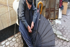 97 YILLIK ÖMÜR, 70 YILLIK USTALIK: ŞEMSİYELERE İKİNCİ BAHAR 97 YAŞINDA, HÂLÂ TEZGÂHININ BAŞINDA ŞEMSİYE TAMİRİ İÇİN EVİNE GİTTİLER, 97 YAŞINDAKİ USTA TEZGÂHINA DÖNDÜ