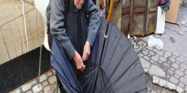 97 YILLIK ÖMÜR, 70 YILLIK USTALIK: ŞEMSİYELERE İKİNCİ BAHAR 97 YAŞINDA, HÂLÂ TEZGÂHININ BAŞINDA ŞEMSİYE TAMİRİ İÇİN EVİNE GİTTİLER, 97 YAŞINDAKİ USTA TEZGÂHINA DÖNDÜ