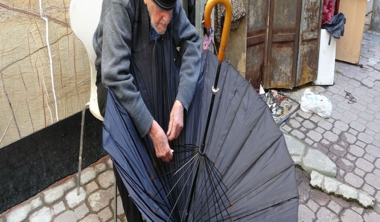 97 YILLIK ÖMÜR, 70 YILLIK USTALIK: ŞEMSİYELERE İKİNCİ BAHAR 97 YAŞINDA, HÂLÂ TEZGÂHININ BAŞINDA ŞEMSİYE TAMİRİ İÇİN EVİNE GİTTİLER, 97 YAŞINDAKİ USTA TEZGÂHINA DÖNDÜ