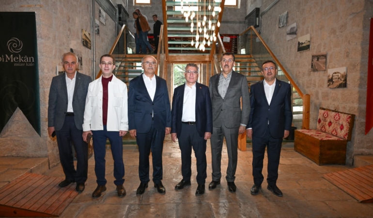 ABDULLAH GÜLER'DEN Bİ MEKAN MÜZE KAFE'YE ÖVGÜ: "ÇOK GÜZEL BİR YER OLMUŞ"