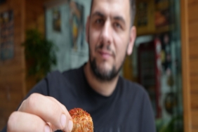 ACISIZ YAŞAYAMIYOR: TATLIYA BİLE PUL BİBER ATIP YİYOR