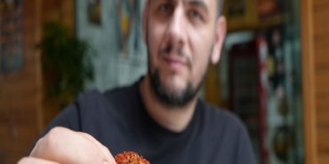 ACISIZ YAŞAYAMIYOR: TATLIYA BİLE PUL BİBER ATIP YİYOR