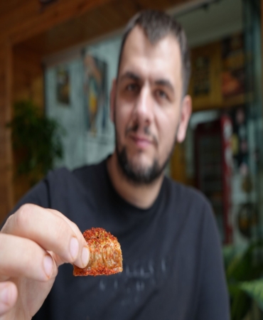 ACISIZ YAŞAYAMIYOR: TATLIYA BİLE PUL BİBER ATIP YİYOR