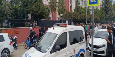 ADANA'DA OKULDA DEDİKODU KAVGASI: KIZ ÖĞRENCİ ARKADAŞINI EKMEK BIÇAĞIYLA YARALADI