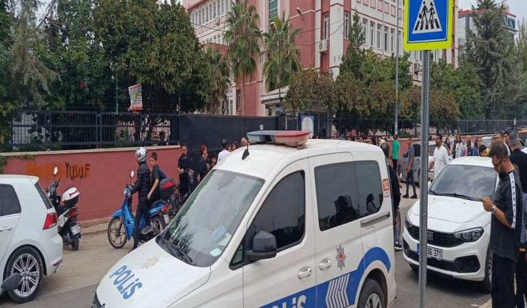 ADANA'DA OKULDA DEDİKODU KAVGASI: KIZ ÖĞRENCİ ARKADAŞINI EKMEK BIÇAĞIYLA YARALADI