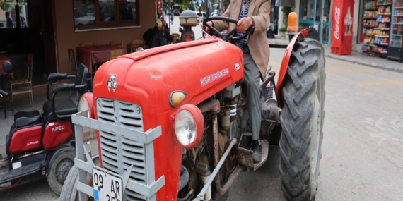 88 Yaşındaki Ali Dede, 69 Yıllık Traktörüyle Üretmeye Devam Ediyor