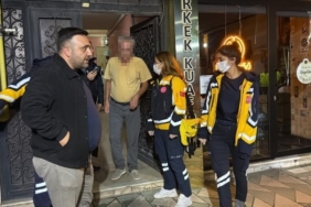 ALKOLLÜ ŞEKİLDE OCAĞA MAKARNA KOYUP UYUYAKALDI, KENDİSİNİ YANGINDAN KURTARAN EKİPLERE "BORCUM NE KADAR?" DİYE SORDU ARKADAŞI İLE KAVGA ETTİKTEN SONRA ALKOL ALAN YAŞLI ŞAHIS ÖLÜMDEN DÖNDÜ