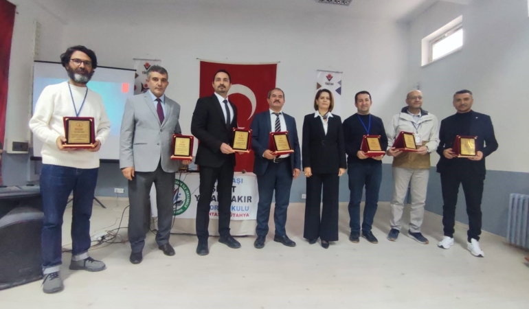 ALTINTAŞ'TA "KÖYDE BİLİM" PROJESİ SÜRDÜRÜLEBİLİR TARIM SÖYLEŞİSİYLE TAMAMLANDI