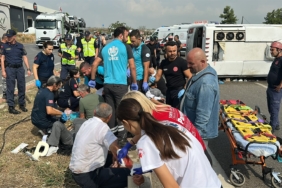 ANTALYA-ISPARTA YOLUNDA MİDİBÜS DEVRİLDİ, YARALILAR VAR