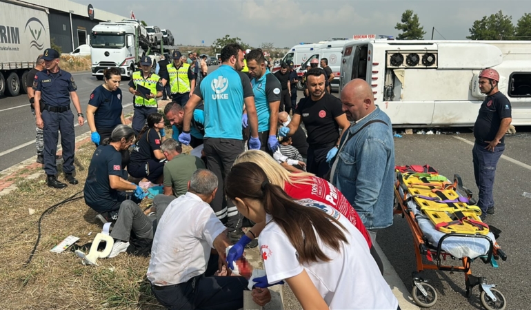 ANTALYA-ISPARTA YOLUNDA MİDİBÜS DEVRİLDİ, YARALILAR VAR