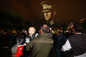 ATATÜRK'ÜN PORTRESİ 1000 DRONE İLE GÖKYÜZÜNE İŞLENDİ