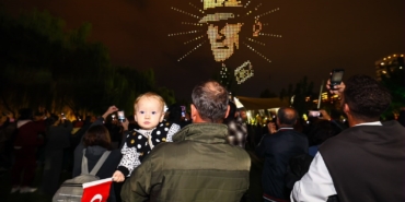 ATATÜRK'ÜN PORTRESİ 1000 DRONE İLE GÖKYÜZÜNE İŞLENDİ