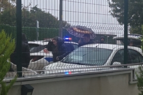 AVCILAR'DA OKUL ÖNÜNDE TRAFİK TARTIŞMASI, ÖĞRENCİ VELİSİ AYAĞINDAN VURULDU