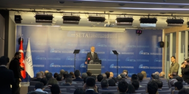 BAKAN URALOĞLU: (KALKINMA YOLU PROJESİ) "ÜLKEMİZ AÇISINDAN PROJENİN 10 YILLIK PERİYOTTA EKONOMİMİZE YAKLAŞIK 55 MİLYAR DOLARLIK KATKI SAĞLAMASINI ÖNGÖRÜYORUZ" "KALKINMA YOLU, IRAK'IN EKONOMİK YENİDEN İNŞASINI DESTEKLERKEN TÜRKİYE'NİN MERKEZİ KONUMUNU GÜÇLENDİRME POTANSİYELİ TAŞIMAKTADIR"