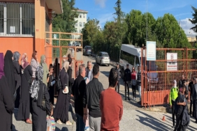 BAŞAKŞEHİR'DE ORTA OKULDA BIÇAKLI SALDIRI LİSE ÖĞRENCİSİ KIZ, ÜNİFORMA İLE GELDİĞİ ORTAOKULDA 6 ÖĞRENCİYİ BIÇAKLADI