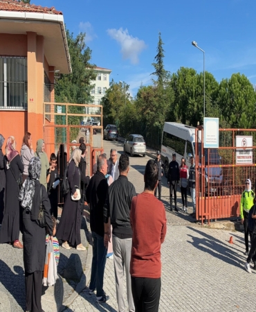 BAŞAKŞEHİR'DE ORTA OKULDA BIÇAKLI SALDIRI LİSE ÖĞRENCİSİ KIZ, ÜNİFORMA İLE GELDİĞİ ORTAOKULDA 6 ÖĞRENCİYİ BIÇAKLADI