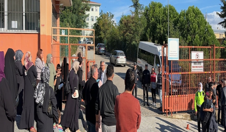 BAŞAKŞEHİR'DE ORTA OKULDA BIÇAKLI SALDIRI LİSE ÖĞRENCİSİ KIZ, ÜNİFORMA İLE GELDİĞİ ORTAOKULDA 6 ÖĞRENCİYİ BIÇAKLADI
