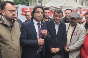 BAŞKAN DOĞAN'IN DESTEKÇİLERİ İKİNCİ GÜNDE DE BELEDİYE ÖNÜNDE BULUŞTU