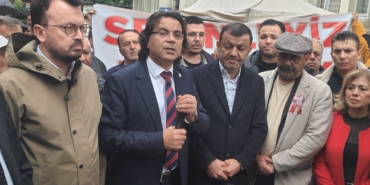 BAŞKAN DOĞAN'IN DESTEKÇİLERİ İKİNCİ GÜNDE DE BELEDİYE ÖNÜNDE BULUŞTU