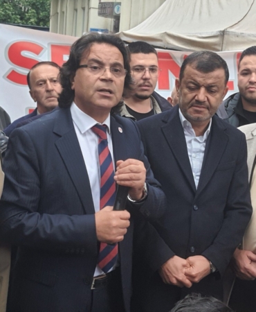 BAŞKAN DOĞAN'IN DESTEKÇİLERİ İKİNCİ GÜNDE DE BELEDİYE ÖNÜNDE BULUŞTU