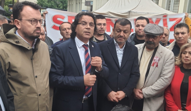 BAŞKAN DOĞAN'IN DESTEKÇİLERİ İKİNCİ GÜNDE DE BELEDİYE ÖNÜNDE BULUŞTU