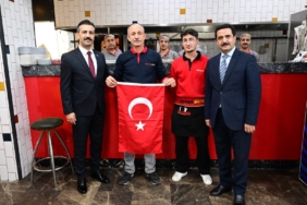 BAŞKAN TAŞKIN'DAN VATANDAŞLARA TÜRK BAYRAĞI HEDİYESİ