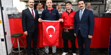 BAŞKAN TAŞKIN'DAN VATANDAŞLARA TÜRK BAYRAĞI HEDİYESİ