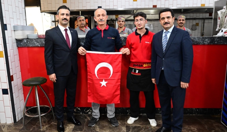 BAŞKAN TAŞKIN'DAN VATANDAŞLARA TÜRK BAYRAĞI HEDİYESİ
