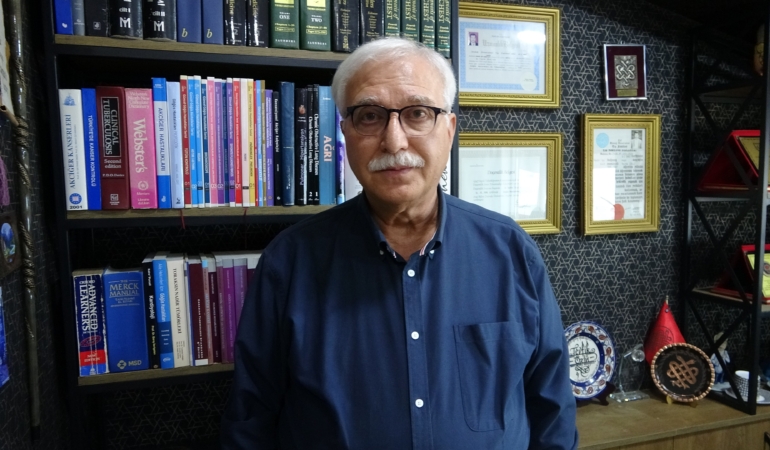 BATI NİL VİRÜSÜ TÜRKİYE'Yİ DE TEHDİT EDİYOR PROF. DR. TEVFİK ÖZLÜ: "TÜRKİYE'DE DE GÖRÜLME RİSKİ VAR. AŞISI VE ÖZEL İLACI BULUNMUYOR" "KORUNMA EN GÜZEL TEDBİR. SİNEKLERİN BULUNDUĞU ORTAMLARA, BİRİKMİŞ SULARIN BULUNDUĞU ORTAMLARA ÇOK GİTMEMEK GEREKİYOR"