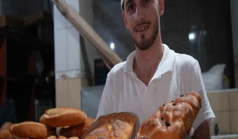 BAYBURT'UN SOĞUĞU MESLEK ÖĞRETTİ: 24 YAŞINDA 45 ÇEŞİT EKMEK ÜRETİYOR