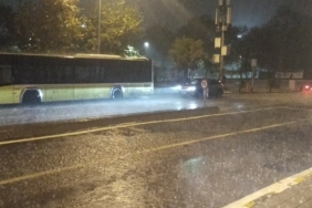BEYKOZ'DA SAĞANAK YAĞIŞ YOLLARI GÖLE ÇEVİRDİ