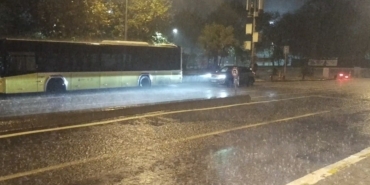 BEYKOZ'DA SAĞANAK YAĞIŞ YOLLARI GÖLE ÇEVİRDİ