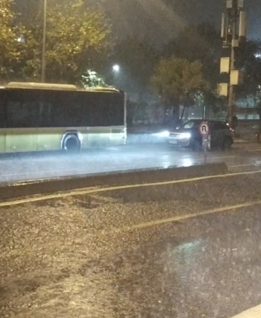 BEYKOZ'DA SAĞANAK YAĞIŞ YOLLARI GÖLE ÇEVİRDİ