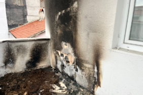 BİLECİK'TE BALKONDA DÜDÜKLÜ TENCEREDE UNUTULAN YEMEK YANGINA NEDEN OLDU