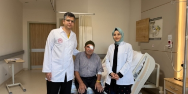 BİLECİK'TE BİR İLK: İKİ GÖZ AMELİYATI TEK SEANSTA YAPILDI