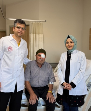 BİLECİK'TE BİR İLK: İKİ GÖZ AMELİYATI TEK SEANSTA YAPILDI