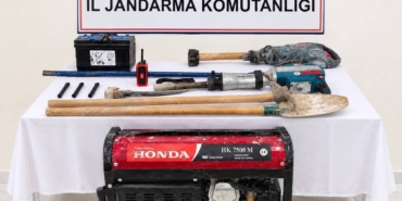 BİLECİK'TE DEFİNE ARAYAN 12 KİŞİ SUÇÜSTÜ YAKALANDI