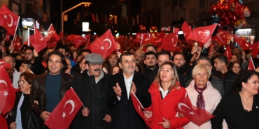 BİNLERCE DENİZLİLİ CUMHURİYET İÇİN YÜRÜDÜ DERYA ULUĞ KONSERİYLE 103. YIL COŞKUSU MEYDANLARA SIĞMADI